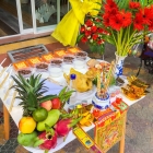 Đặt gà luộc, gà ta thả vườn để cúng khai trương